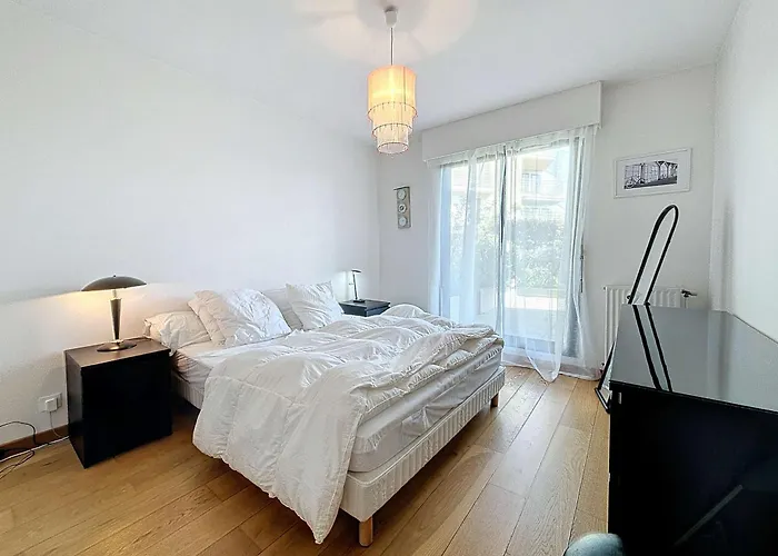 Moderne Avec Terrasse Et Parking, Au Coeur De Granville, A Deux Pas De La ! - Fr-1-361-77 *