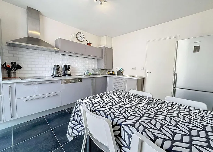 Moderne Avec Terrasse Et Parking, Au Coeur De Granville, A Deux Pas De La ! - Fr-1-361-77 *